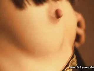 از کمر باریک سوپر پیرزن از یک دختر زیبا